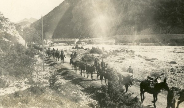 Militaires sur une route des Alpes (24 mai 1940)