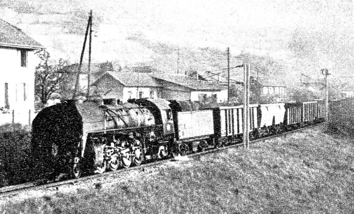 Train tracté par la 141 R 1320 le soir au Pas-de-l’Echelle