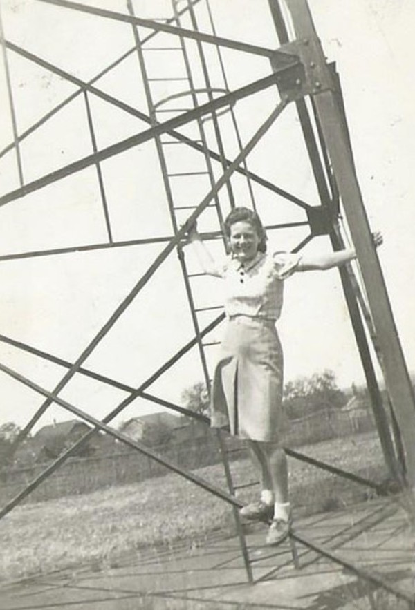 La « tour Eiffel » de Saint-Julien (1938)