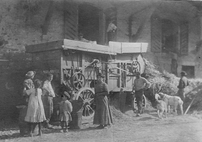 Scène de battage à Archamps vers 1925