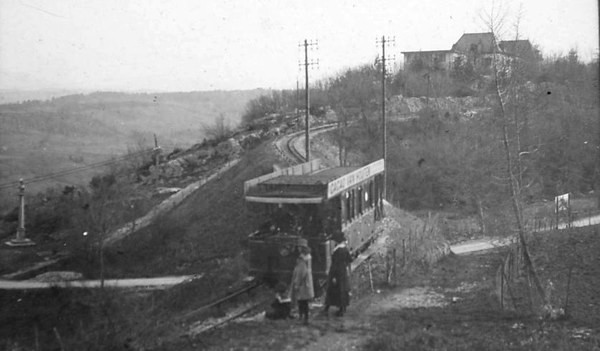 Automotrice électrique près de la gare de Monnetier-Mairie 