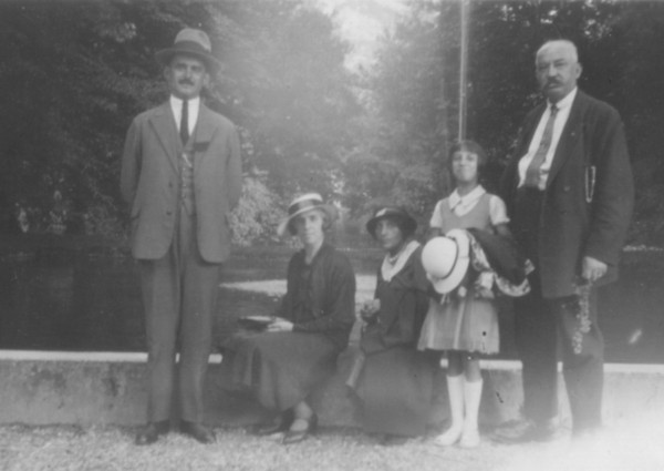 Promenade familiale à Crevin (v. 1936)