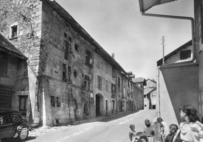Bel alignement de maisons anciennes