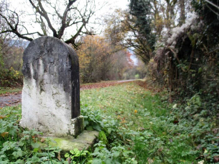 Borne kilométrique sur l'ancienne RN 201