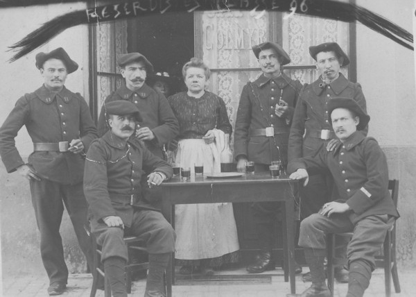 Chasseurs alpins du 11e bataillon à la terrasse d'un bistrot à Annecy