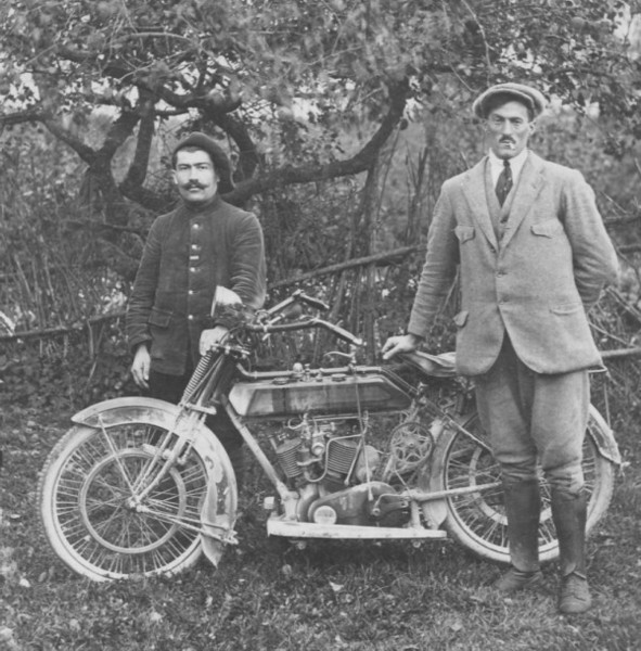 Garde-frontière avec une moto Motosacoche à Ferney (1915)