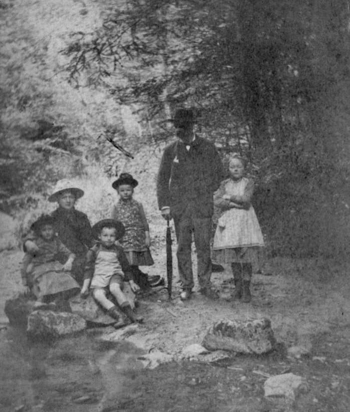 Famille Lachat au bord d'un nant (1890)
