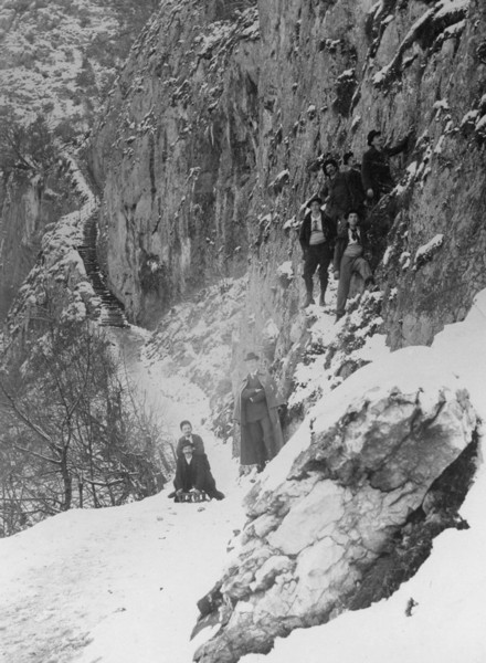 Escalier du Pas de l’Echelle sous la neige (v. 1900)