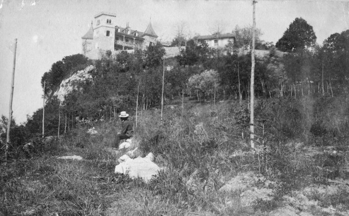 Le pré sous le château de l'Ermitage