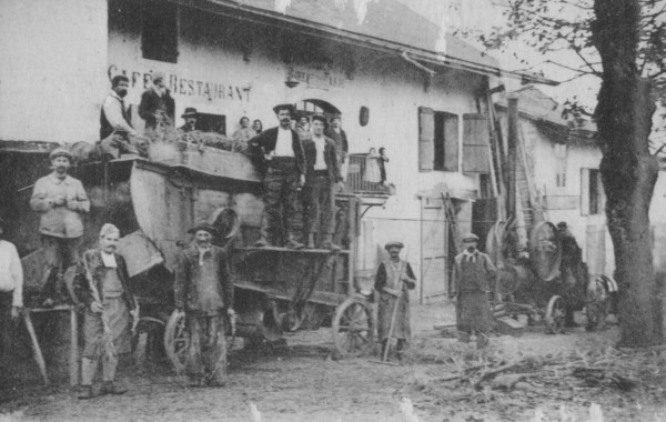 La batteuse devant le restaurant Dusonchet