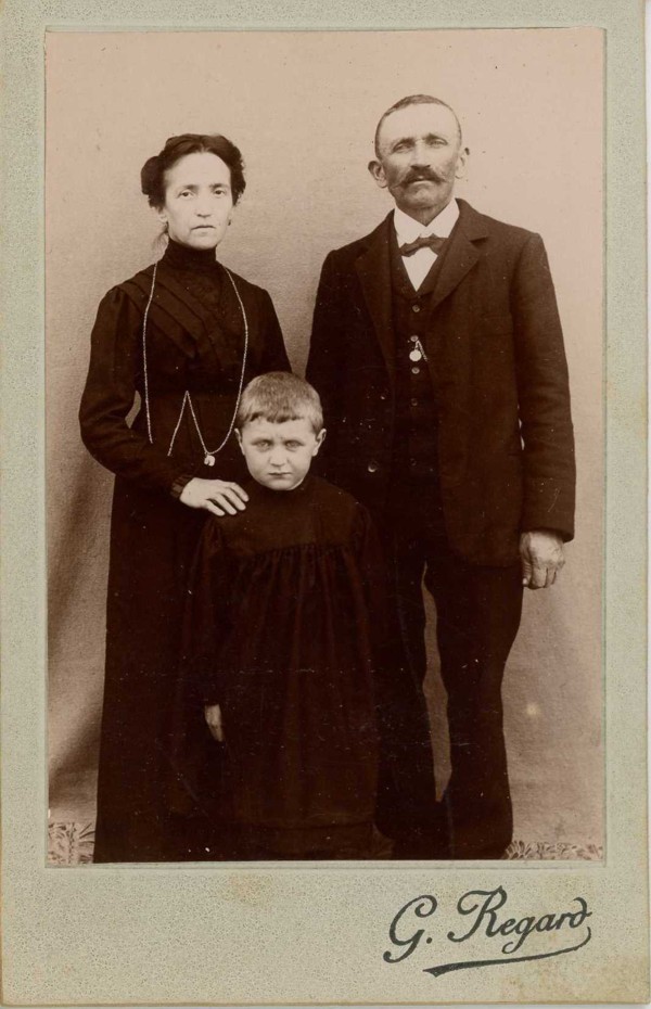 Couple avec enfant (v. 1900)
