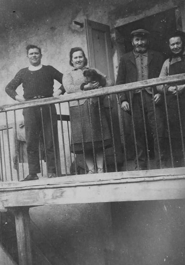 Deux couples avec un chien