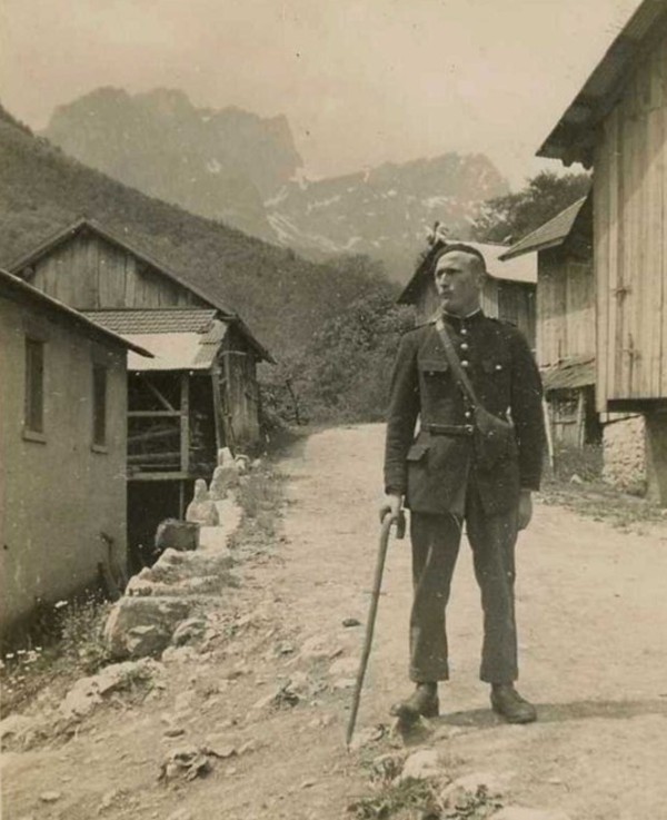 Homme en uniforme en montagne