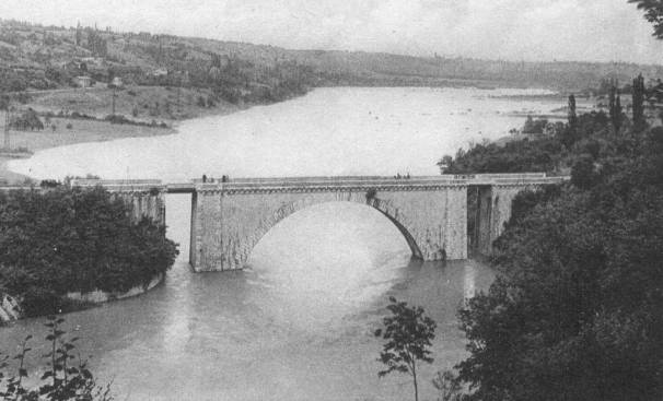 Le pont Carnot sur le Rhône en amont du Fort l´Ecluse