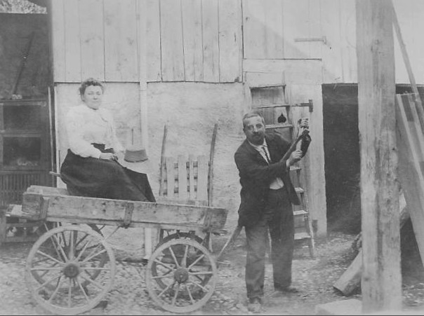 Femme dans une charrette à Saint-Julien-en-Genevois (1904)