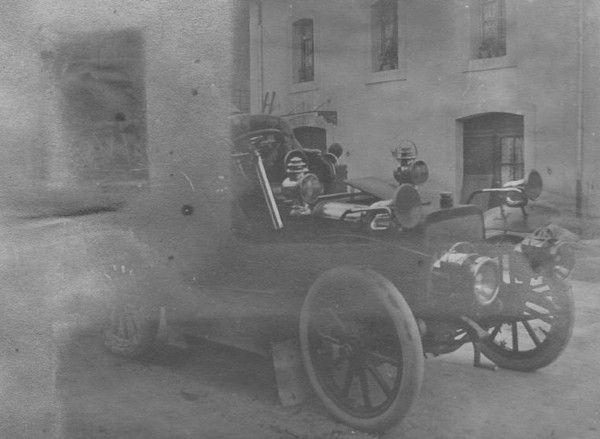 Automobile devant une gare du PLM (1905)